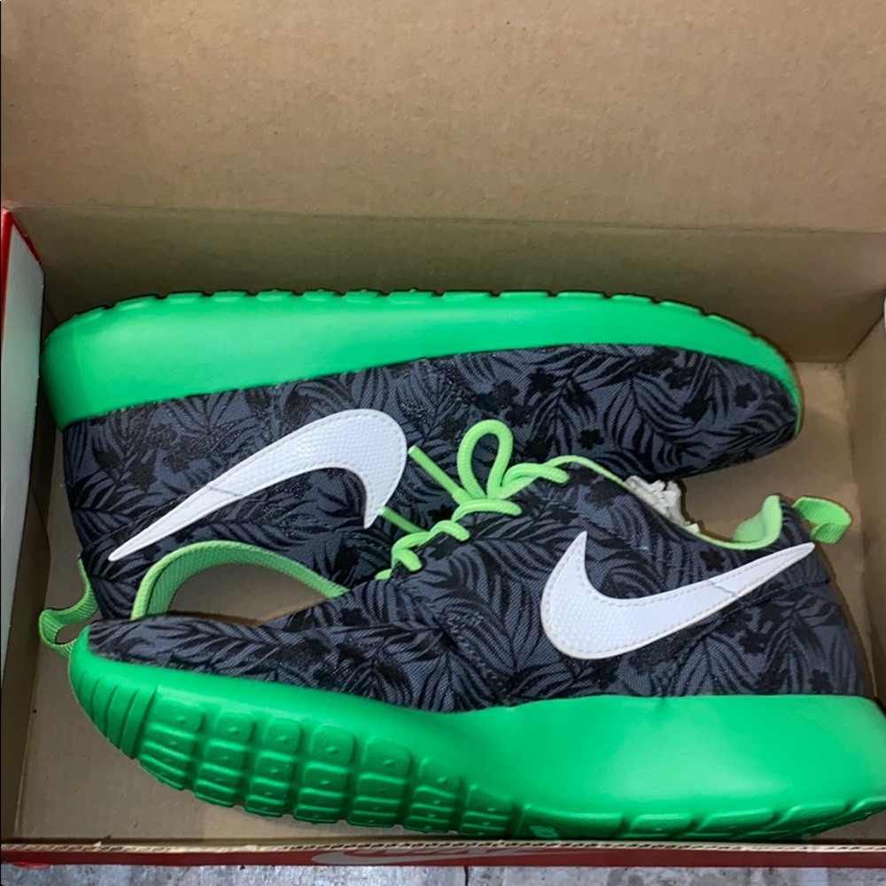 Nike rosherun print size 4.5Y
